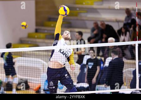 Lorenzo cortesia (Rana Vérone) lors de Cisterna volley vs Rana Vérone, match de Superligue de volleyball Italien Serie A hommes à Cisterna di Latina (LT), Italie, 21 décembre 2024 Banque D'Images