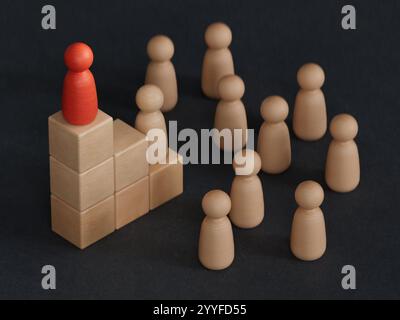 Illustration 3D d'une rose boussole dorée avec cinq pions. Stratégie d'entreprise et concept d'orientation.rendu 3D sur fond noir. Banque D'Images