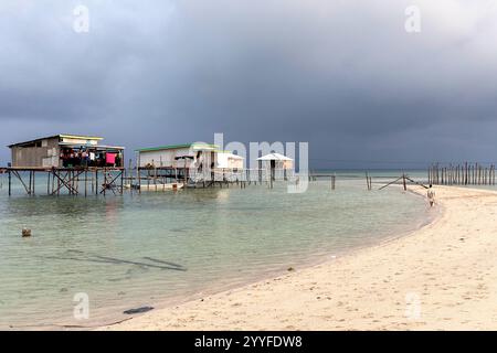 Village traditionnel de bajau Laut, maisons sur pilotis sur un banc de sable isolé au milieu de la mer près de l'île de Muna, Sulawesi, communauté éloignée Banque D'Images