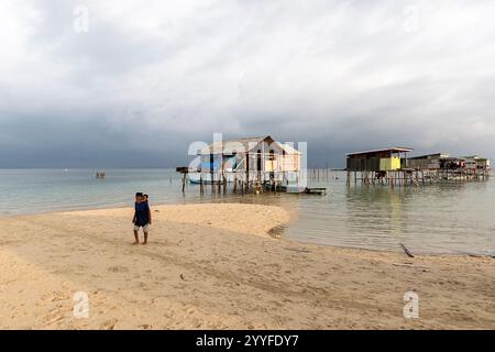 Village traditionnel de bajau Laut, maisons sur pilotis sur un banc de sable isolé au milieu de la mer près de l'île de Muna, Sulawesi, communauté éloignée Banque D'Images