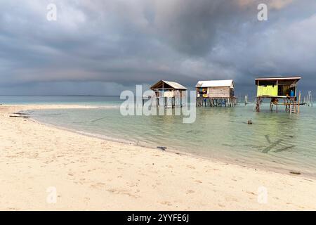 Village traditionnel de bajau Laut, maisons sur pilotis sur un banc de sable isolé au milieu de la mer près de l'île de Muna, Sulawesi, communauté éloignée Banque D'Images