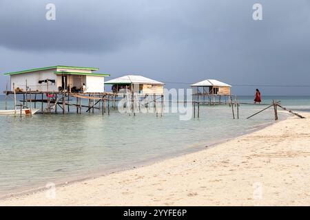 Village traditionnel de bajau Laut, maisons sur pilotis sur un banc de sable isolé au milieu de la mer près de l'île de Muna, Sulawesi, communauté éloignée Banque D'Images