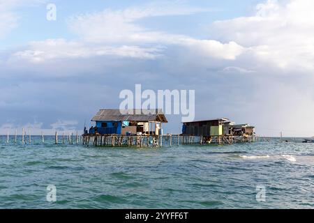 Lointain bajau Laut, colonie de gipsies de mer sur un banc de sable au milieu d'une mer, sulawesi en indonésie, maisons sur pilotis, bateaux de pêche, style de vie Banque D'Images