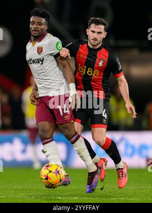 Bournemouth, Royaume-Uni. 16 décembre 2024. Bournemouth, Angleterre, 16 décembre 2024 : Lewis Cook de Bournemouth (à droite) affronte Mohammed Kudus de West Ham United (à gauche) lors du match de premier League entre Bournemouth et West Ham United au Vitality Stadium de Bournemouth, en Angleterre. (David Horton/SPP) (David Horton/SPP) crédit : SPP Sport Press photo. /Alamy Live News Banque D'Images