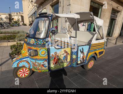PALERME, ITALIE, 15 JUIN 2023 - Un véhicule de taxi tuktuk coloré à Syracuse, Sicile, Italie Banque D'Images