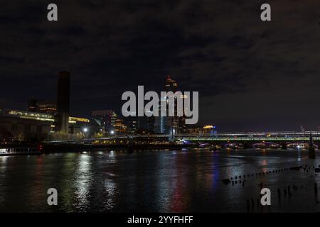 London Millennium Foodbridge, Tate Modern et One Blackfriars à Londres, Angleterre. Banque D'Images