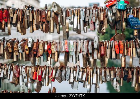 Ljubljana, Slovénie - 14 août 2024 : pont Mesarski couvert d'écluses à Ljubljana Banque D'Images