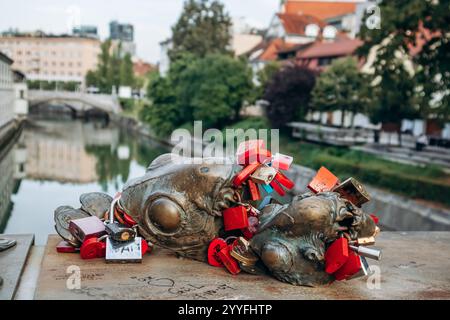 Ljubljana, Slovénie - 14 août 2024 : pont Mesarski couvert d'écluses à Ljubljana Banque D'Images