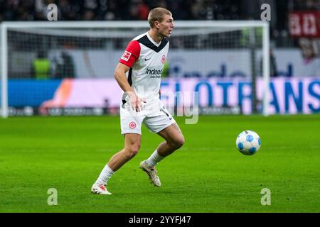 Francfort-sur-le-main, Allemagne. 21 décembre 2024. Rasmus Kristensen (Eintracht Frankfurt, #13) Am Ball, GER, Eintracht Frankfurt vs. 1. FSV Mainz 05, Fussball, 1. Bundesliga, 15 ans. Spieltag, saison 2024/2025, 21.12.2024. LES RÈGLEMENTS DU LDF INTERDISENT TOUTE UTILISATION DE PHOTOGRAPHIES COMME SÉQUENCES D'IMAGES ET/OU QUASI-VIDÉO. Foto : Eibner-Pressefoto/Florian Wiegand crédit : dpa/Alamy Live News Banque D'Images