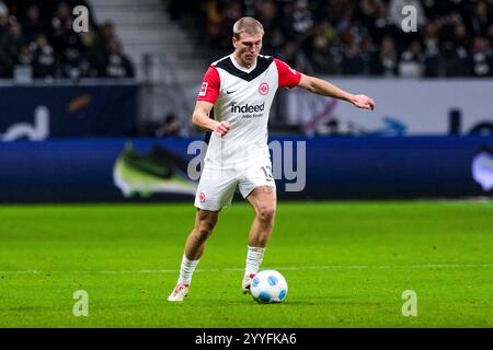 Francfort-sur-le-main, Allemagne. 21 décembre 2024. Rasmus Kristensen (Eintracht Frankfurt, #13) Am Ball, GER, Eintracht Frankfurt vs. 1. FSV Mainz 05, Fussball, 1. Bundesliga, 15 ans. Spieltag, saison 2024/2025, 21.12.2024. LES RÈGLEMENTS DU LDF INTERDISENT TOUTE UTILISATION DE PHOTOGRAPHIES COMME SÉQUENCES D'IMAGES ET/OU QUASI-VIDÉO. Foto : Eibner-Pressefoto/Florian Wiegand crédit : dpa/Alamy Live News Banque D'Images