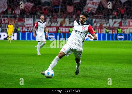 Francfort-sur-le-main, Allemagne. 21 décembre 2024. Omar Marmoush (Eintracht Frankfurt, #07) Am Ball, GER, Eintracht Frankfurt vs. 1. FSV Mainz 05, Fussball, 1. Bundesliga, 15 ans. Spieltag, saison 2024/2025, 21.12.2024. LES RÈGLEMENTS DU LDF INTERDISENT TOUTE UTILISATION DE PHOTOGRAPHIES COMME SÉQUENCES D'IMAGES ET/OU QUASI-VIDÉO. Foto : Eibner-Pressefoto/Florian Wiegand crédit : dpa/Alamy Live News Banque D'Images