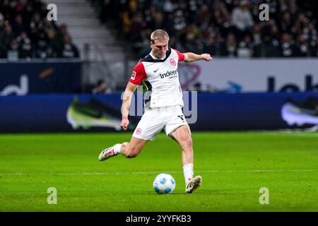 Francfort-sur-le-main, Allemagne. 21 décembre 2024. Rasmus Kristensen (Eintracht Frankfurt, #13) Am Ball, GER, Eintracht Frankfurt vs. 1. FSV Mainz 05, Fussball, 1. Bundesliga, 15 ans. Spieltag, saison 2024/2025, 21.12.2024. LES RÈGLEMENTS DU LDF INTERDISENT TOUTE UTILISATION DE PHOTOGRAPHIES COMME SÉQUENCES D'IMAGES ET/OU QUASI-VIDÉO. Foto : Eibner-Pressefoto/Florian Wiegand crédit : dpa/Alamy Live News Banque D'Images