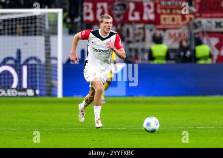 Francfort-sur-le-main, Allemagne. 21 décembre 2024. Rasmus Kristensen (Eintracht Frankfurt, #13) Am Ball, GER, Eintracht Frankfurt vs. 1. FSV Mainz 05, Fussball, 1. Bundesliga, 15 ans. Spieltag, saison 2024/2025, 21.12.2024. LES RÈGLEMENTS DU LDF INTERDISENT TOUTE UTILISATION DE PHOTOGRAPHIES COMME SÉQUENCES D'IMAGES ET/OU QUASI-VIDÉO. Foto : Eibner-Pressefoto/Florian Wiegand crédit : dpa/Alamy Live News Banque D'Images