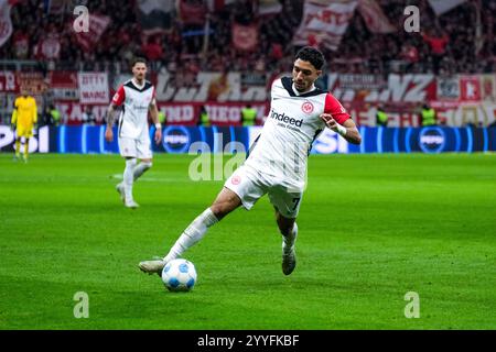 Francfort-sur-le-main, Allemagne. 21 décembre 2024. Omar Marmoush (Eintracht Frankfurt, #07) Am Ball, GER, Eintracht Frankfurt vs. 1. FSV Mainz 05, Fussball, 1. Bundesliga, 15 ans. Spieltag, saison 2024/2025, 21.12.2024. LES RÈGLEMENTS DU LDF INTERDISENT TOUTE UTILISATION DE PHOTOGRAPHIES COMME SÉQUENCES D'IMAGES ET/OU QUASI-VIDÉO. Foto : Eibner-Pressefoto/Florian Wiegand crédit : dpa/Alamy Live News Banque D'Images