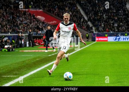 Francfort-sur-le-main, Allemagne. 21 décembre 2024. Rasmus Kristensen (Eintracht Frankfurt, #13) Am Ball, GER, Eintracht Frankfurt vs. 1. FSV Mainz 05, Fussball, 1. Bundesliga, 15 ans. Spieltag, saison 2024/2025, 21.12.2024. LES RÈGLEMENTS DU LDF INTERDISENT TOUTE UTILISATION DE PHOTOGRAPHIES COMME SÉQUENCES D'IMAGES ET/OU QUASI-VIDÉO. Foto : Eibner-Pressefoto/Florian Wiegand crédit : dpa/Alamy Live News Banque D'Images