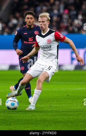 Francfort-sur-le-main, Allemagne. 21 décembre 2024. Oscar Hojlund (Eintracht Frankfurt, #06) Am Ball, GER, Eintracht Frankfurt vs. 1. FSV Mainz 05, Fussball, 1. Bundesliga, 15 ans. Spieltag, saison 2024/2025, 21.12.2024. LES RÈGLEMENTS DU LDF INTERDISENT TOUTE UTILISATION DE PHOTOGRAPHIES COMME SÉQUENCES D'IMAGES ET/OU QUASI-VIDÉO. Foto : Eibner-Pressefoto/Florian Wiegand crédit : dpa/Alamy Live News Banque D'Images