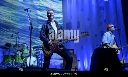 Glasgow, Écosse, Royaume-Uni. 21 décembre 2024. Glasgow, Royaume-Uni. 21 décembre 2024. (G-d) Dougie Payne et Fran Healy se produisent en direct sur scène à l'OVO Hydro. Travis, les nombreux géants de l'écriture Brit et Ivor Novello de Glasgow, apportent leur tour Raze the Bar à l'OVO Hydro, le plus grand site de Glasgow. C'est leur première tournée en tête d'affiche au Royaume-Uni depuis 2022, jouant 12 dates en Angleterre et en Écosse. Formé à Glasgow en 1990, Travis est l'un des groupes écossais ayant vendu environ sept millions de disques. Crédit : SOPA images Limited/Alamy Live News Banque D'Images