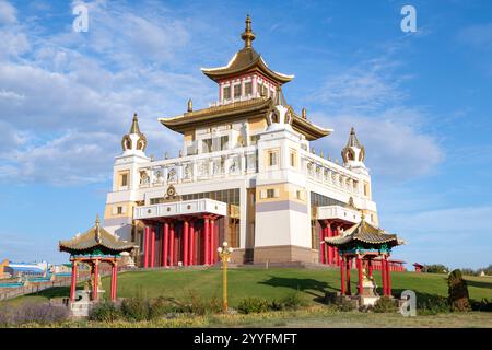 ELISTA, RUSSIE - 21 SEPTEMBRE 2021 : temple bouddhiste 'résidence dorée de Bouddha Shakyamuni' un jour ensoleillé de septembre. République de Kalmoukie Banque D'Images