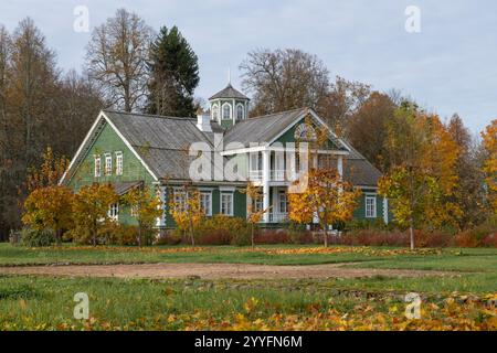 PUSHKINSKIYE GORY, RUSSIE - 18 OCTOBRE 2024 : vue du manoir principal du domaine familial Gannibal Petrovskoye par un matin nuageux d'octobre Banque D'Images