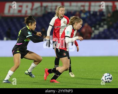 Chimera Ripa (10 ans) du PSV Eindhoven et Jarne Teulings (7 ans) de Feyenoord photographiés lors d’un match de football féminin entre Feyenoord et PSV Eindhoven, saison 2024 - 2025 de l’Azerion Women’s Eredivisie, le samedi 21 décembre 2024 à Rotterdam, pays-Bas. PHOTO SPORTPIX | SEVIL OKTEM Banque D'Images