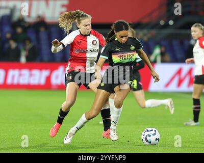 Jarne Teulings (7 ans) de Feyenoord et Nina Nijstad (20 ans) du PSV Eindhoven photographiés lors d’un match de football féminin entre Feyenoord et PSV Eindhoven, saison 2024 - 2025 de l’Azerion Women’s Eredivisie, samedi 21 décembre 2024 à Rotterdam, pays-Bas. PHOTO SPORTPIX | SEVIL OKTEM Banque D'Images