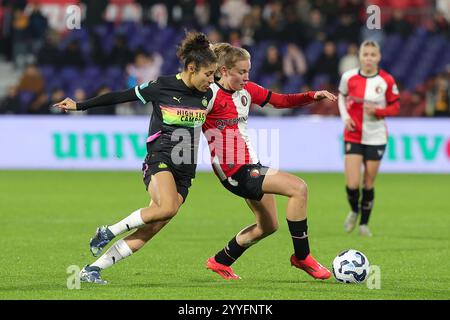 Chimera Ripa (10 ans) du PSV Eindhoven et Jarne Teulings (7 ans) de Feyenoord photographiés lors d’un match de football féminin entre Feyenoord et PSV Eindhoven, saison 2024 - 2025 de l’Azerion Women’s Eredivisie, le samedi 21 décembre 2024 à Rotterdam, pays-Bas. PHOTO SPORTPIX | SEVIL OKTEM Banque D'Images