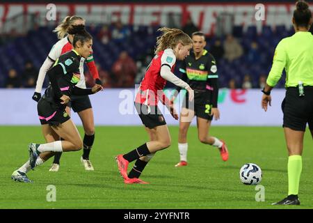 Chimera Ripa (10 ans) du PSV Eindhoven et Jarne Teulings (7 ans) de Feyenoord photographiés lors d’un match de football féminin entre Feyenoord et PSV Eindhoven, saison 2024 - 2025 de l’Azerion Women’s Eredivisie, le samedi 21 décembre 2024 à Rotterdam, pays-Bas. PHOTO SPORTPIX | SEVIL OKTEM Banque D'Images