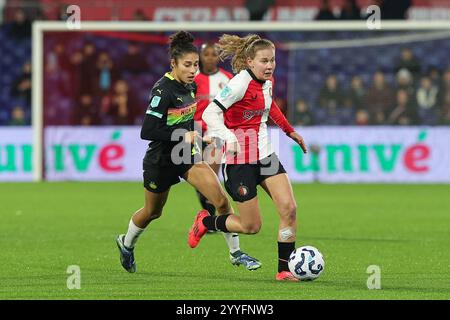 Chimera Ripa (10 ans) du PSV Eindhoven et Jarne Teulings (7 ans) de Feyenoord photographiés lors d’un match de football féminin entre Feyenoord et PSV Eindhoven, saison 2024 - 2025 de l’Azerion Women’s Eredivisie, le samedi 21 décembre 2024 à Rotterdam, pays-Bas. PHOTO SPORTPIX | SEVIL OKTEM Banque D'Images