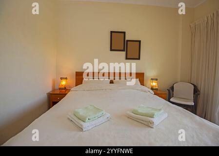 Décoration intérieure mobilier de luxe montrer la chambre à coucher avec meubles et lit double avec tables de chevet Banque D'Images