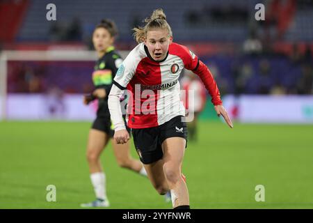 Jarne Teulings (7 ans) de Feyenoord photographié lors d'un match de football féminin entre Feyenoord et PSV Eindhoven, saison 2024 - 2025 de l'Eredivisie féminine d'Azerion, le samedi 21 décembre 2024 à Rotterdam, pays-Bas . PHOTO SPORTPIX | SEVIL OKTEM Banque D'Images