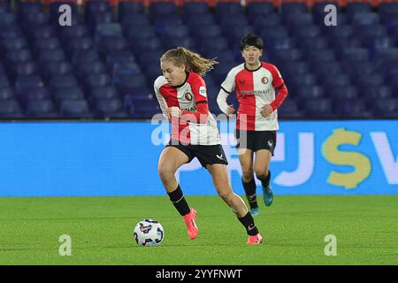 Jarne Teulings (7 ans) de Feyenoord photographié lors d'un match de football féminin entre Feyenoord et PSV Eindhoven, saison 2024 - 2025 de l'Eredivisie féminine d'Azerion, le samedi 21 décembre 2024 à Rotterdam, pays-Bas . PHOTO SPORTPIX | SEVIL OKTEM Banque D'Images