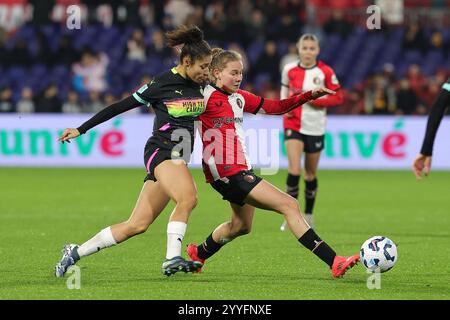 Chimera Ripa (10 ans) du PSV Eindhoven et Jarne Teulings (7 ans) de Feyenoord photographiés lors d’un match de football féminin entre Feyenoord et PSV Eindhoven, saison 2024 - 2025 de l’Azerion Women’s Eredivisie, le samedi 21 décembre 2024 à Rotterdam, pays-Bas. PHOTO SPORTPIX | SEVIL OKTEM Banque D'Images