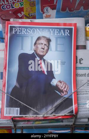 Rome, Italie. 22 décembre 2024 Un agent de presse à Rome avec le magazine Time présentant le président américain élit Donald Trump comme personne de l'année. . Amer Ghazzal/Alamy Live News Banque D'Images