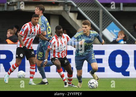 Almelo, Nethelands. 22 décembre 2024. ROTTERDAM, 22-12-24, Stadium het Kasteel, Football Néerlandais Eredivisie, match entre Sparta et Ajax. Joueur d'Ajax Anton Gaaei et joueur de Sparta Joshua Kitolano crédit : Pro Shots/Alamy Live News Banque D'Images