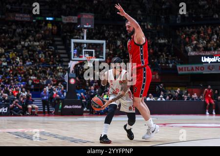 Milan, Italien. 20 décembre 2024. (G-d) Shabazz Napier #8 du FC Bayern Munich concourt pour le ballon contre Nikola Mirotic #33 du EA7 Emporio Armani Milan lors du match Round 17 de la saison régulière de Turkish Airlines EuroLeague 2024/25 entre le EA7 Emporio Armani Milan et le FC Bayern Munich au Forum Unipol. Score final EA7 Emporio Armani Milan 78 | 79 FC Bayern Munich crédit : dpa/Alamy Live News Banque D'Images