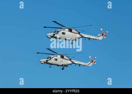 Deux hélicoptères militaires Westland Lynx du vol de démonstration de la marine portugaise au salon aérien d'Oeiras Banque D'Images