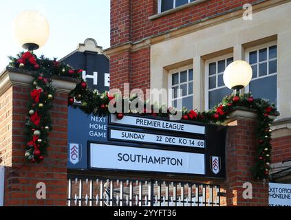 Craven Cottage, Fulham, Londres, Royaume-Uni. 22 décembre 2024. Premier League Football, Fulham contre Southampton ; match d'aujourd'hui affiché au-dessus du Cottage Gate Credit : action plus Sports/Alamy Live News Banque D'Images