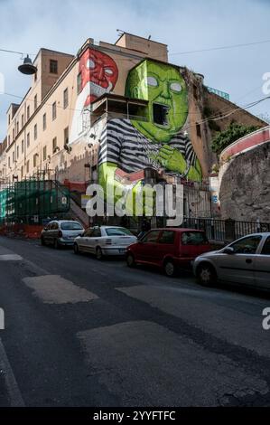 Street art du célèbre artiste Blu dessiné en direct sur la façade de l'ancien hôpital psychiatrique judiciaire (OPG) dans la via Matteo Renato Imbriani à Naples. Banque D'Images