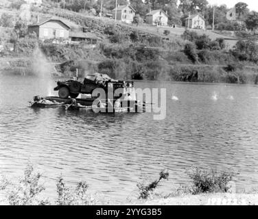 Les tirs de mitrailleuses allemandes se rapprochent dangereusement des ingénieurs de l'armée américaine qui transportent un véhicule sur la Seine près de la ville de Montreau, sur un ferry ponton. 25 août 1944 Banque D'Images