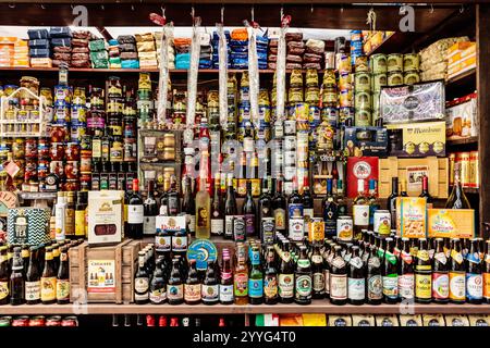 Un magasin avec de nombreuses bouteilles de bière et autres boissons. Les bouteilles sont disposées en rangées et il existe de nombreux types de bière différents Banque D'Images