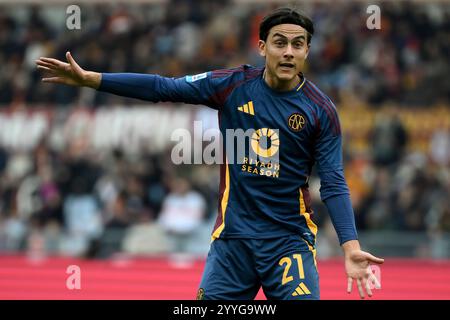 Rome, Italie. 22 décembre 2024. Paulo Dybala de l'AS Roma gestes lors du match de Serie A entre L'AS Roma et Parme Calcio 1913 au stade Olimpico à Rome (Italie), le 22 décembre 2024. Crédit : Insidefoto di andrea staccioli/Alamy Live News Banque D'Images