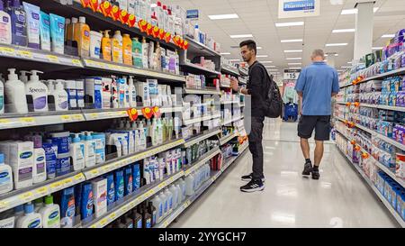 Des choix sains chez Walmart : les clients magasinent pour des aliments santé dans l'allée de la pharmacie Banque D'Images