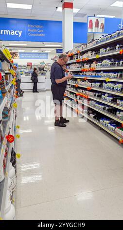 Des choix sains chez Walmart : les clients magasinent pour des aliments santé dans l'allée de la pharmacie Banque D'Images