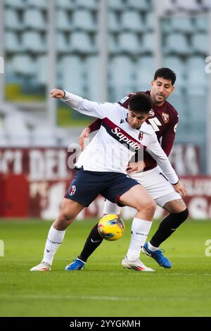 Turin, Italie. 21 décembre 2024. Santiago Castro du Bologna FC concourt pour le ballon avec Guillermo Maripan du Torino FC lors du match de Serie A entre le Torino FC et le Bologna FC. Crédit : Nicolò Campo/Alamy Live News Banque D'Images