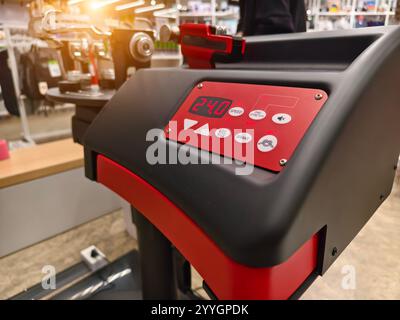 Cordes une raquette de badminton sur une machine à cordes de raquettes. Banque D'Images