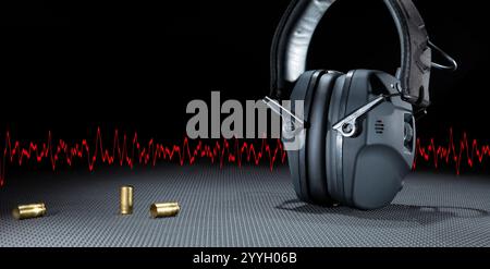 Espace pour la copie à côté des protections auditives électroniques pour les prises de vue avec munitions vides et onde sinusoïdale rouge Banque D'Images