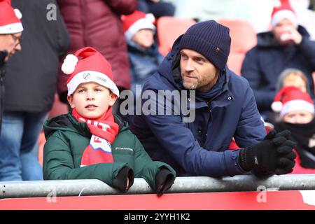 Utrecht, pays-Bas. 22 décembre 2024. UTRECHT, PAYS-BAS - 22 DÉCEMBRE : Utrechtfans lors du match néerlandais Eredivisie entre le FC Utrecht et Fortuna Sittard au Stadion de Galgenwaard le 22 décembre 2024 à Utrecht, pays-Bas. (Photo de Ben Gal/Orange Pictures) crédit : Orange pics BV/Alamy Live News Banque D'Images