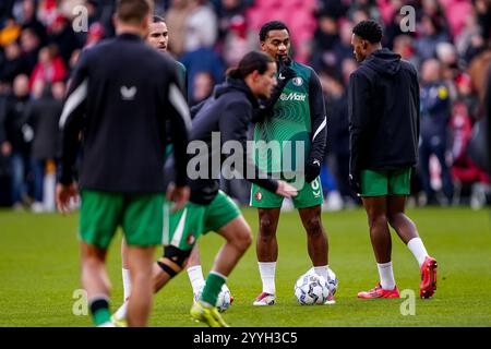 EINDHOVEN, PAYS-BAS - 22 DÉCEMBRE : Quinten Timber, de Feyenoord, regarde pendant le match néerlandais Eredivisie entre le PSV et Feyenoord au Philips Stadion le 22 décembre 2024 à Eindhoven, pays-Bas. (Photo par Andre Weening/Orange Pictures) Banque D'Images