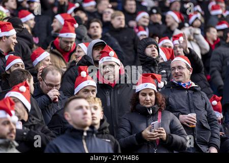 Utrecht, pays-Bas. 22 décembre 2024. UTRECHT, 22-12-2024, Stadion Galgenwaard, stade du FC Utrecht, Néerlandais Eredivisie saison de football 2024/2025. Utrecht - Fortuna Sittard. Fans de Utrecht avec chapeaux de noël avant le jeu Utrecht - Fortuna Sittard . Crédit : Pro Shots/Alamy Live News Banque D'Images