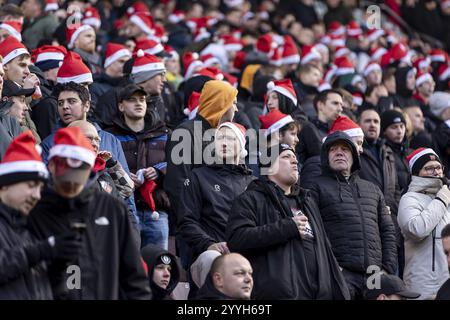 Utrecht, pays-Bas. 22 décembre 2024. UTRECHT, 22-12-2024, Stadion Galgenwaard, stade du FC Utrecht, Néerlandais Eredivisie saison de football 2024/2025. Utrecht - Fortuna Sittard. Fans de Utrecht avec chapeaux de noël avant le jeu Utrecht - Fortuna Sittard . Crédit : Pro Shots/Alamy Live News Banque D'Images